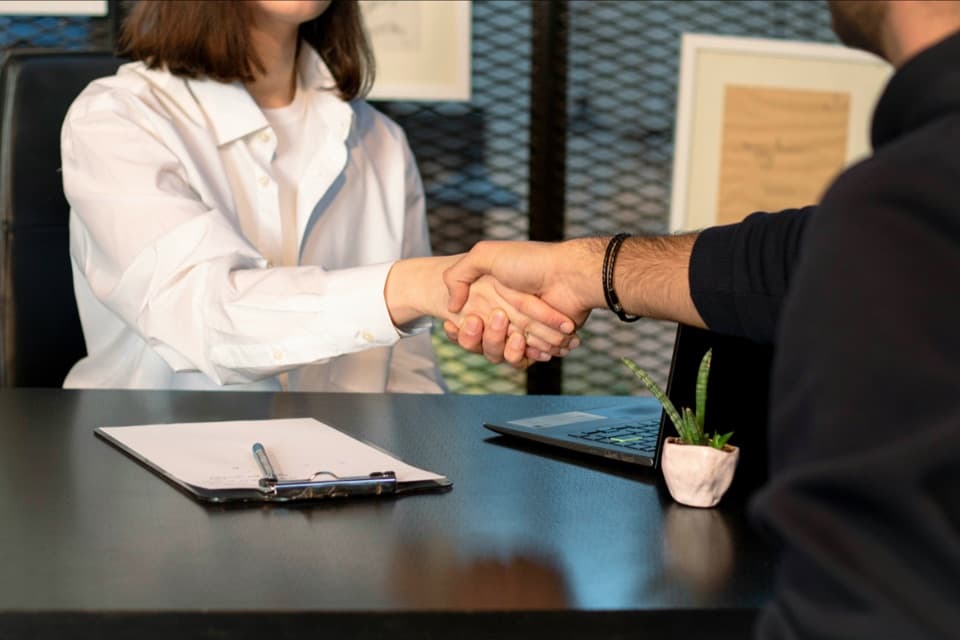 Handschlag zwischen Makler und Kunde